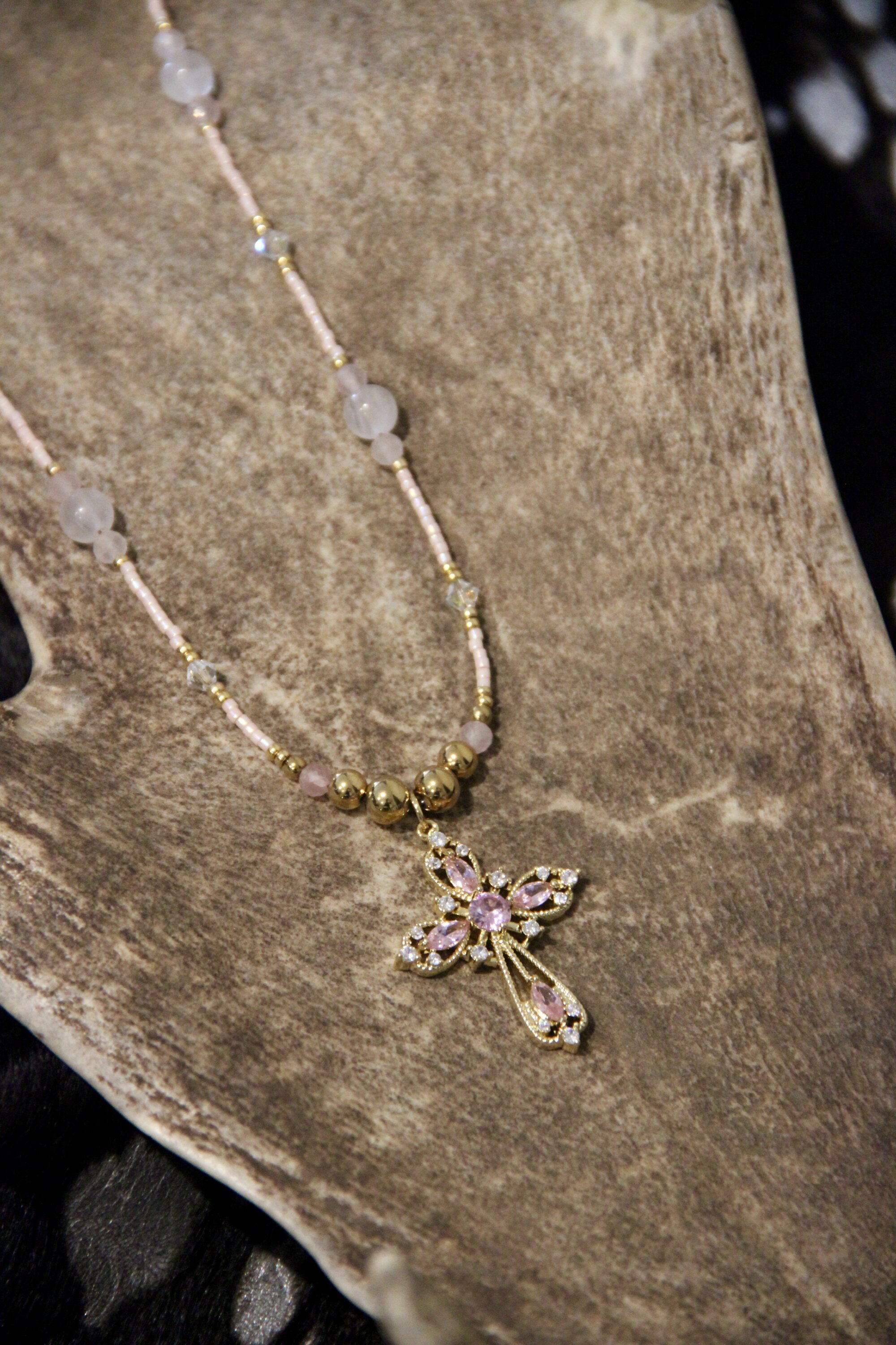 Collier croix strass & full quartz rose