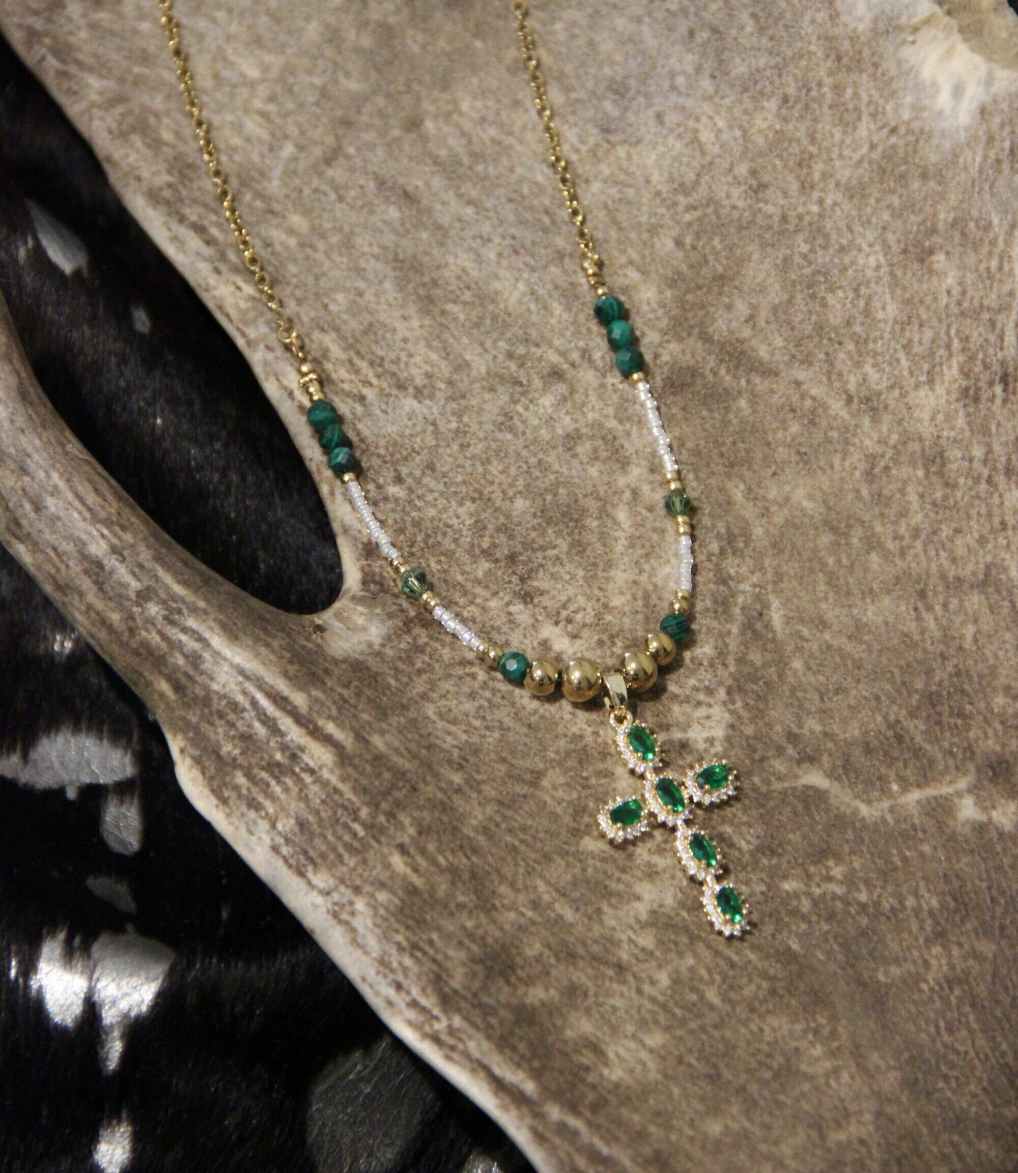 Collier croix strass & Semi-malachite