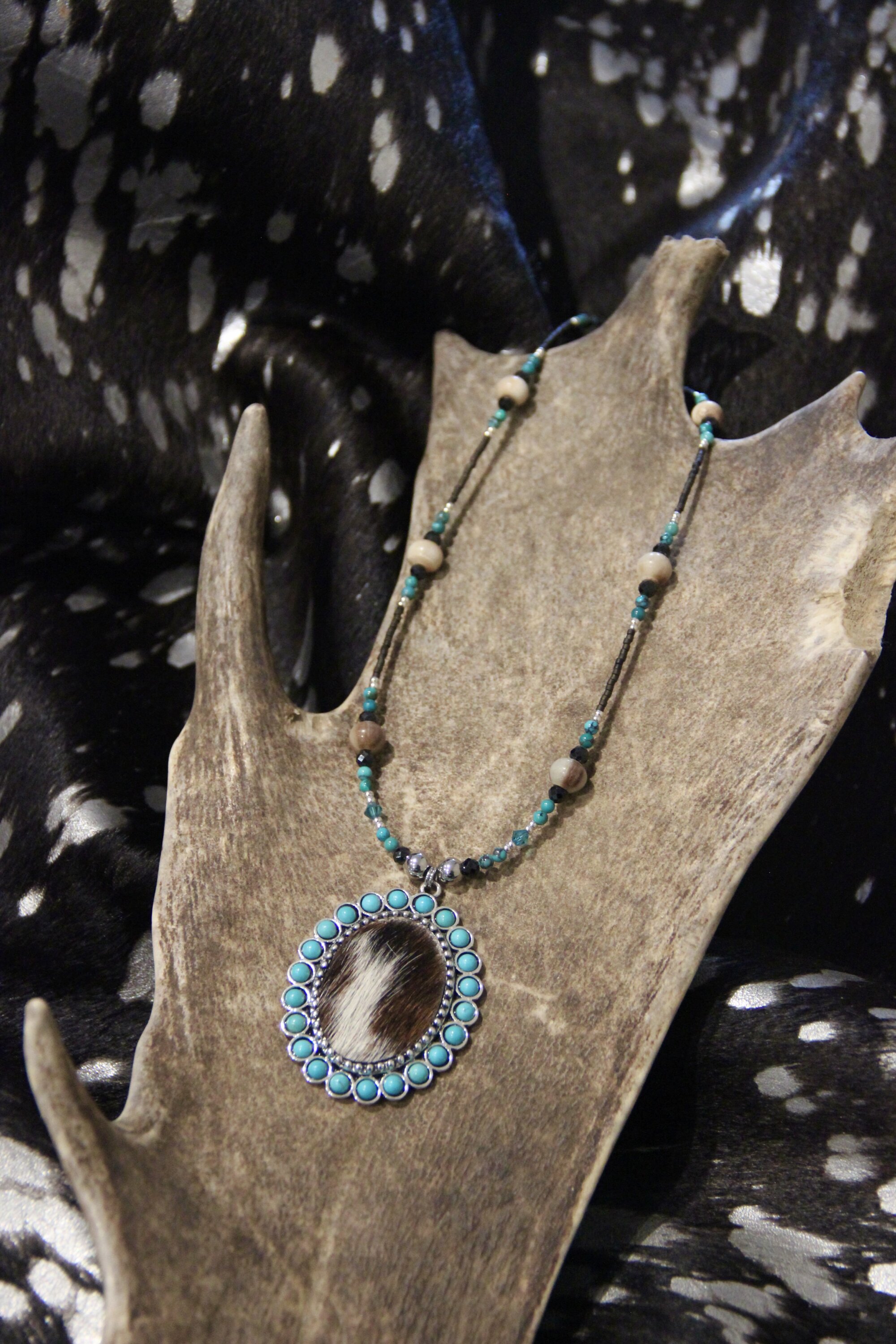 Collier FULL turquoise d’Arizona & oval peau de vache