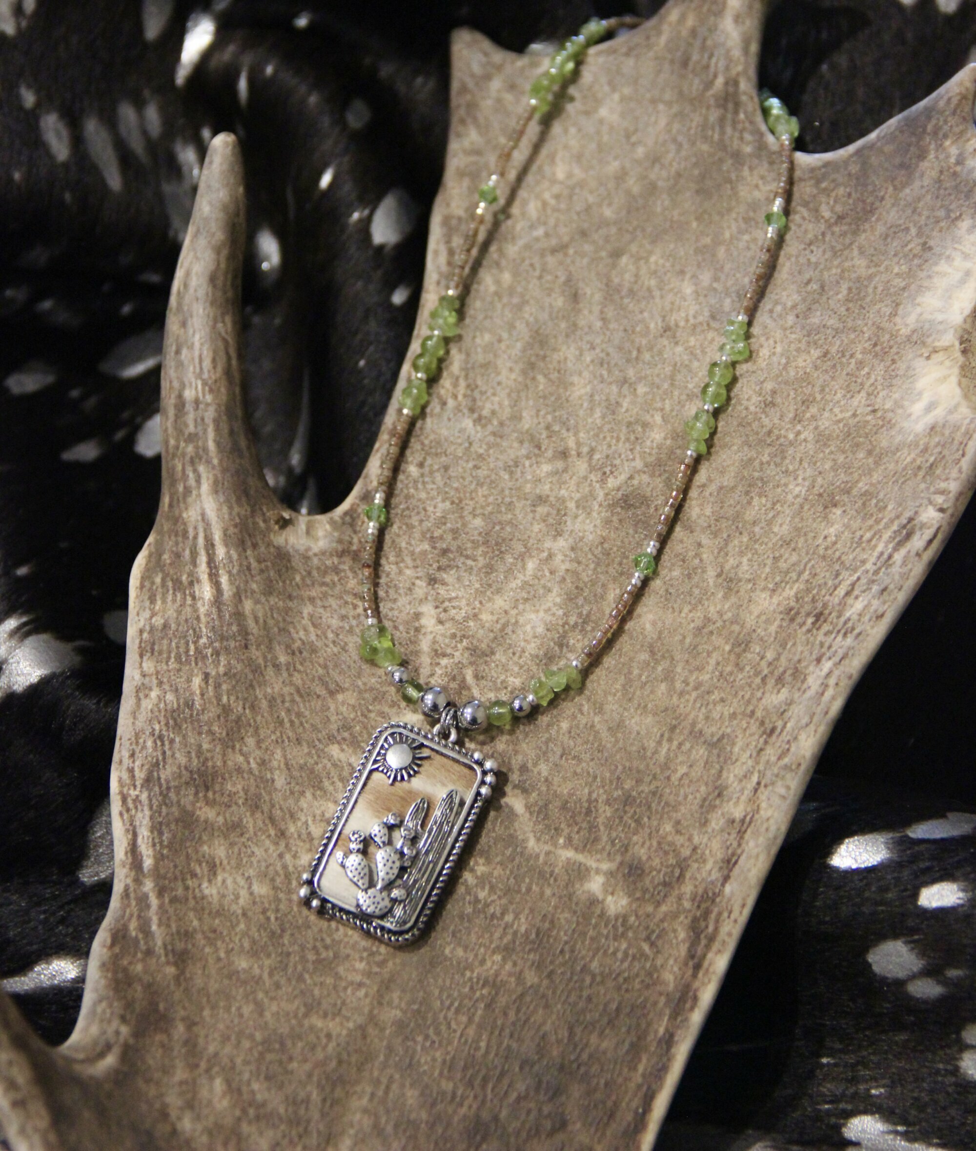 Collier FULL péridot & peau de vache cactus