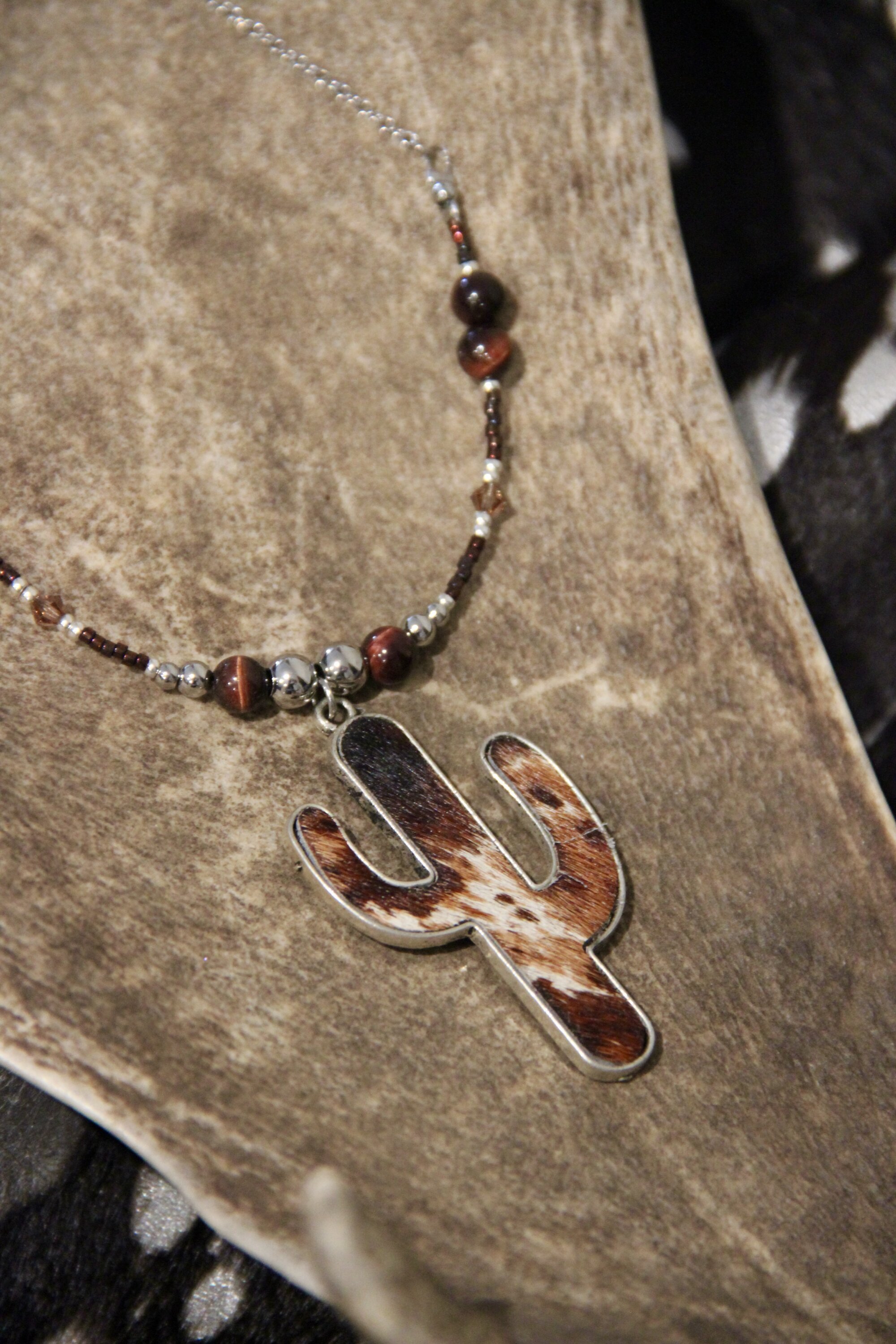 Collier SEMI oeil de taureau & peau de vache cactus